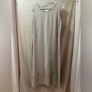 Outfit Petite Linen Blend Sleeveless Midi Dress with Floral Embroidery – M